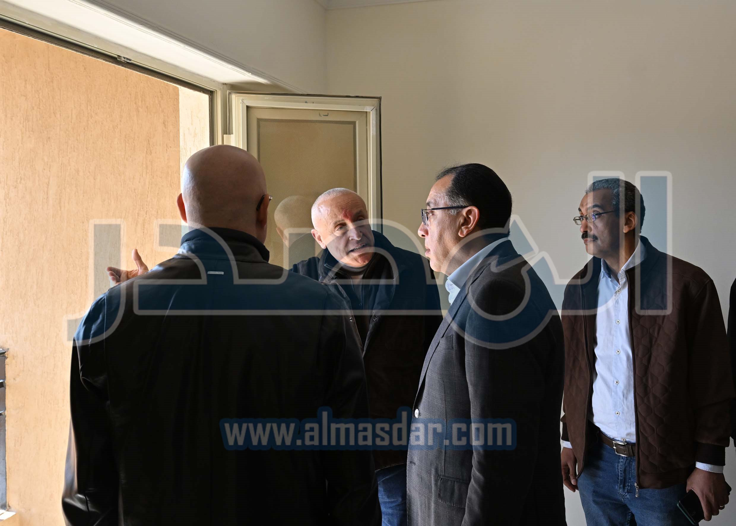 رئيس الوزراء يتفقد الوحدات السكنية بمشروع