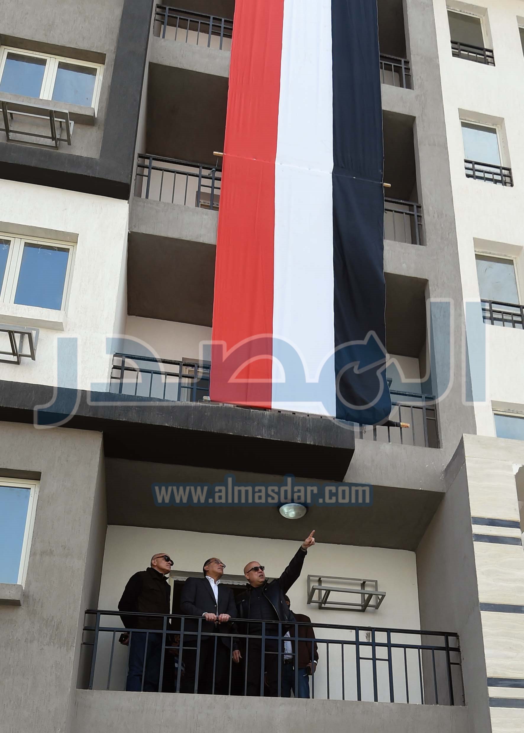 رئيس الوزراء يتفقد الوحدات السكنية بمشروع