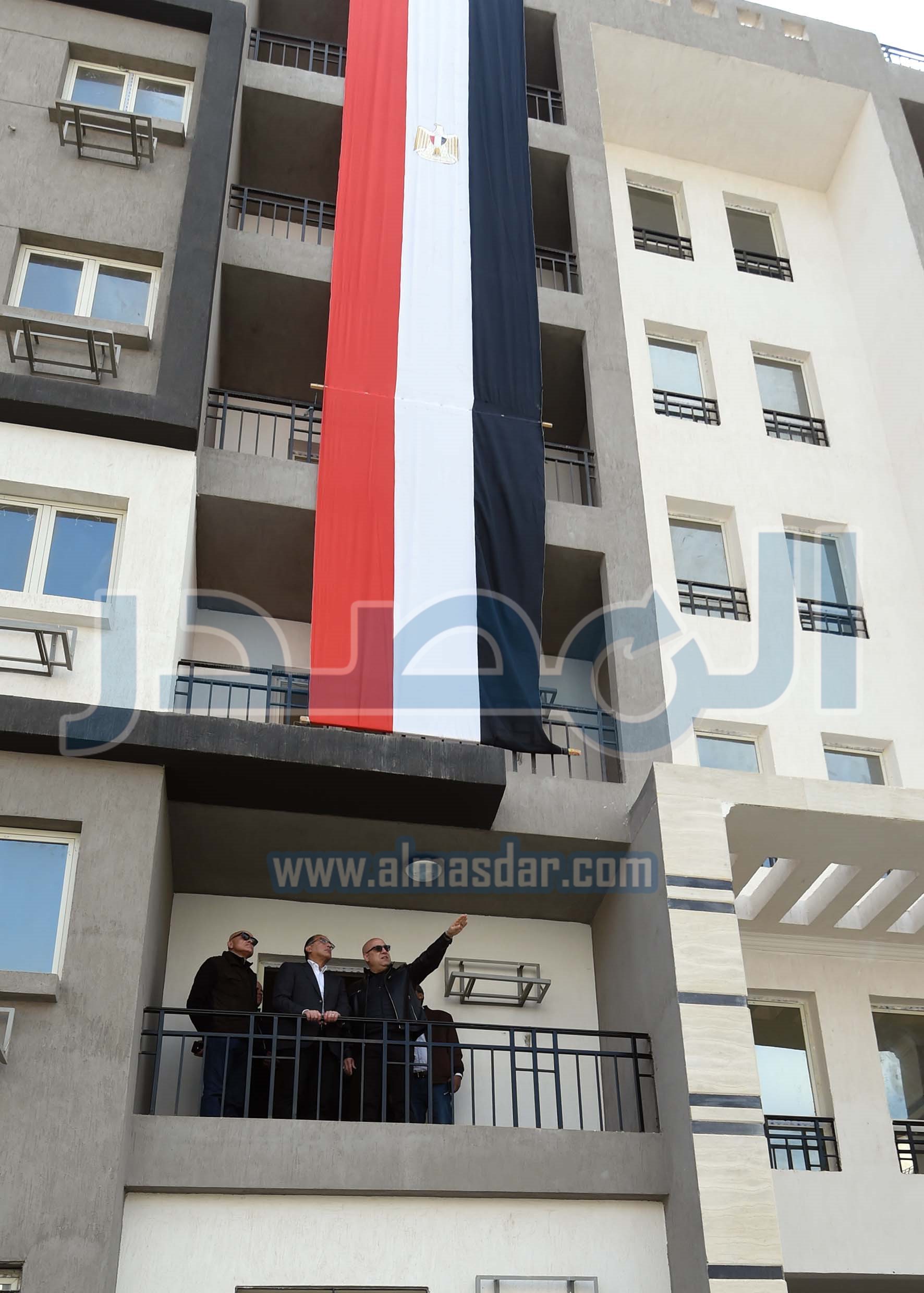 رئيس الوزراء يتفقد الوحدات السكنية بمشروع