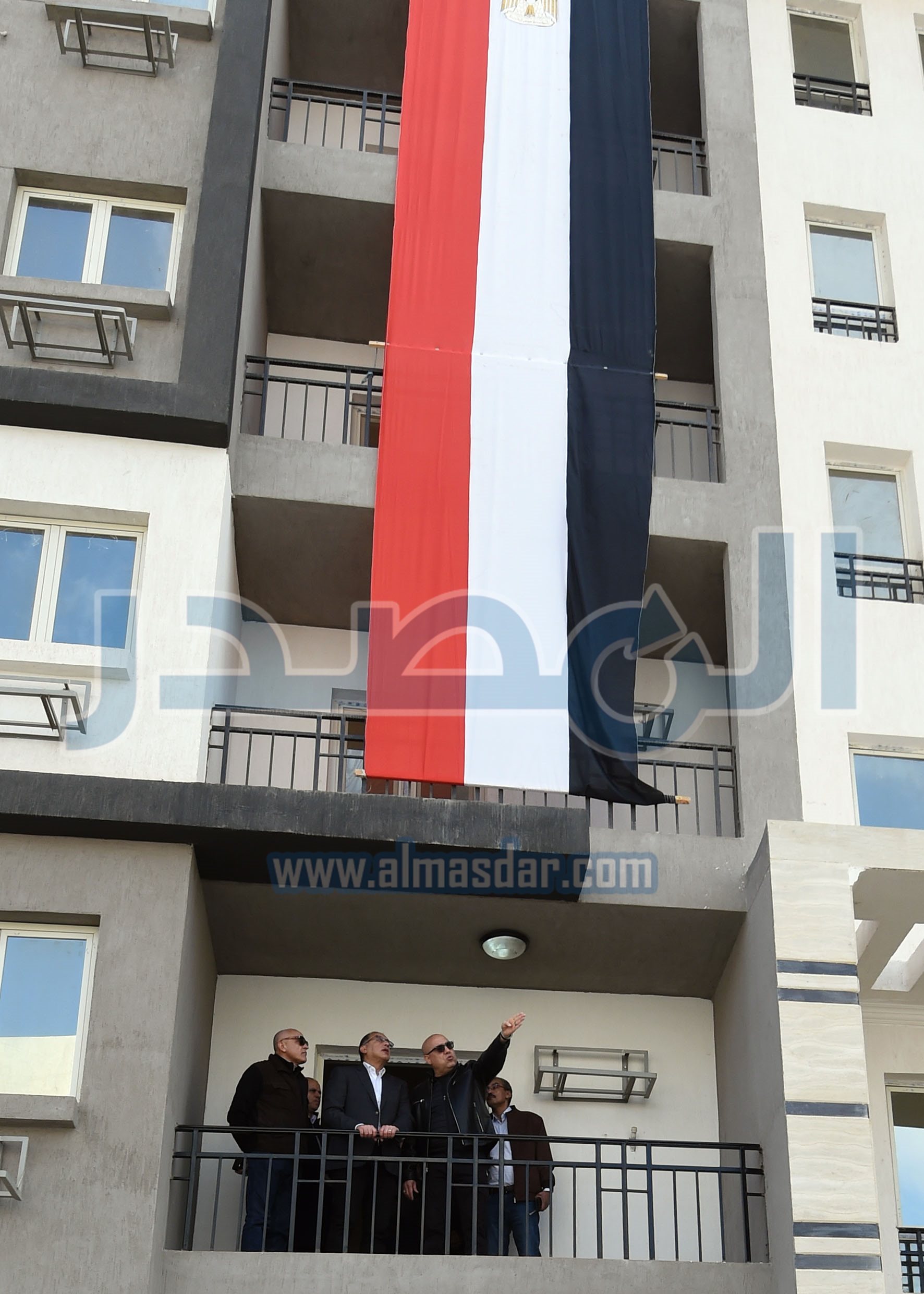 رئيس الوزراء يتفقد الوحدات السكنية بمشروع