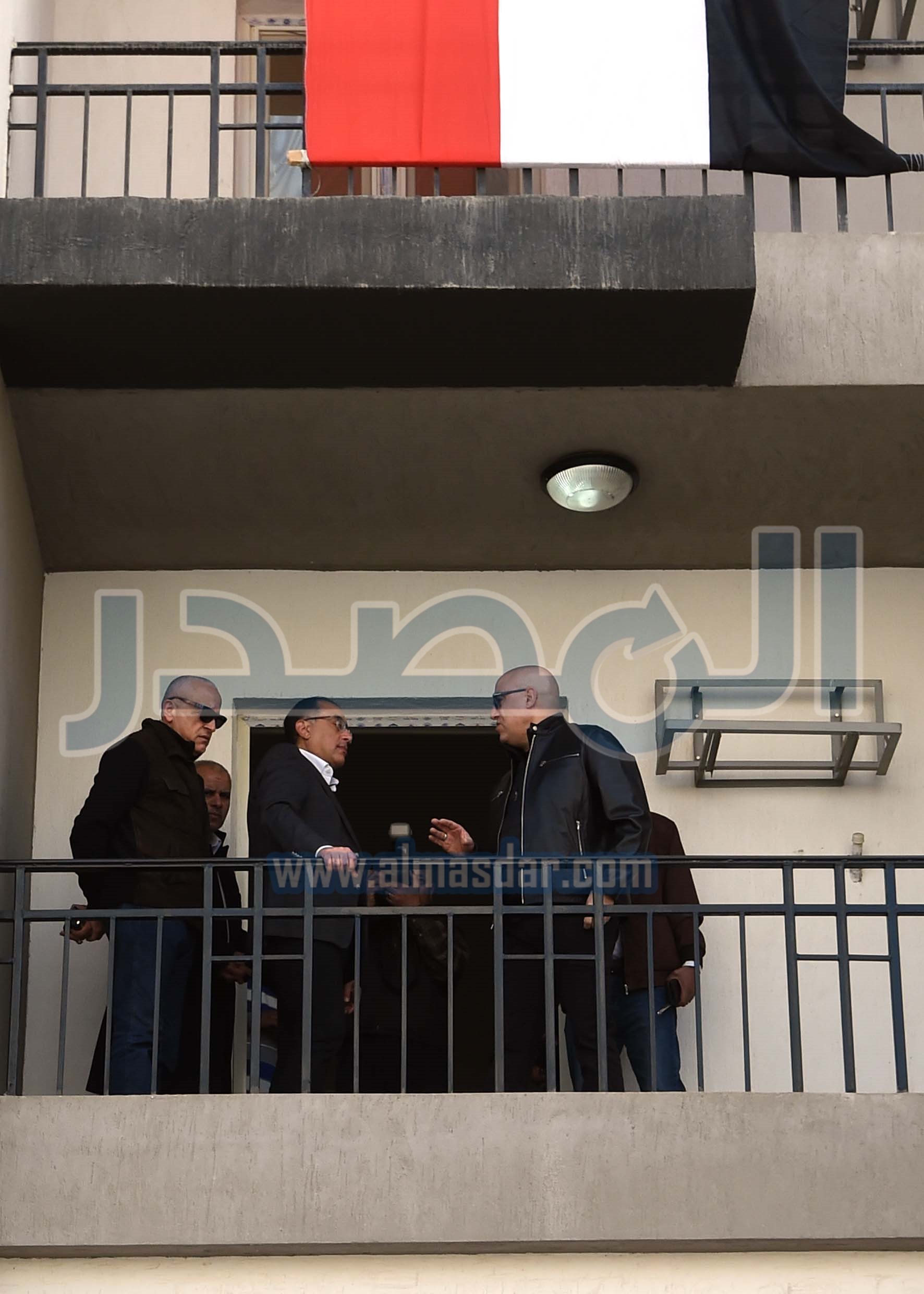 رئيس الوزراء يتفقد الوحدات السكنية بمشروع