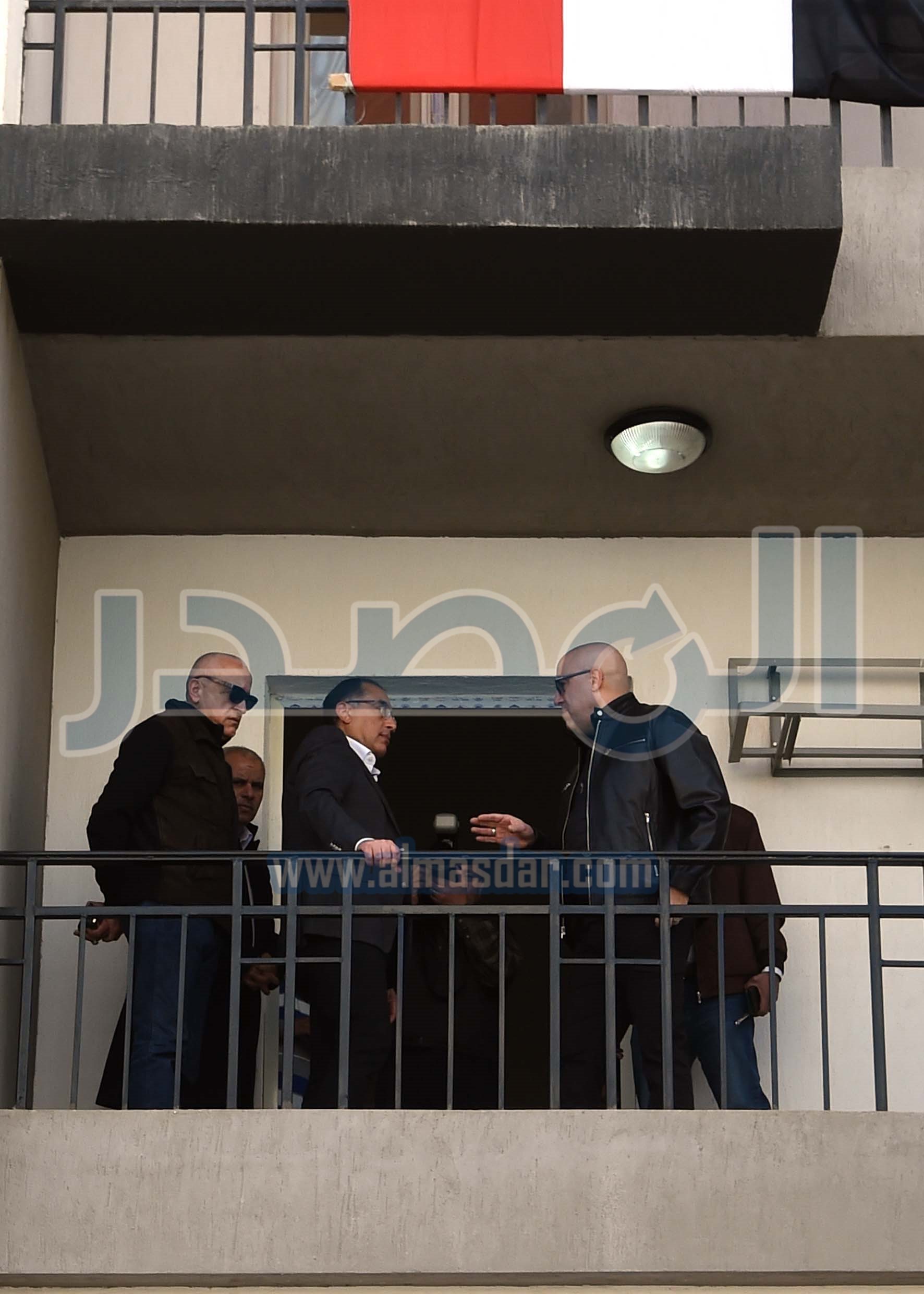 رئيس الوزراء يتفقد الوحدات السكنية بمشروع