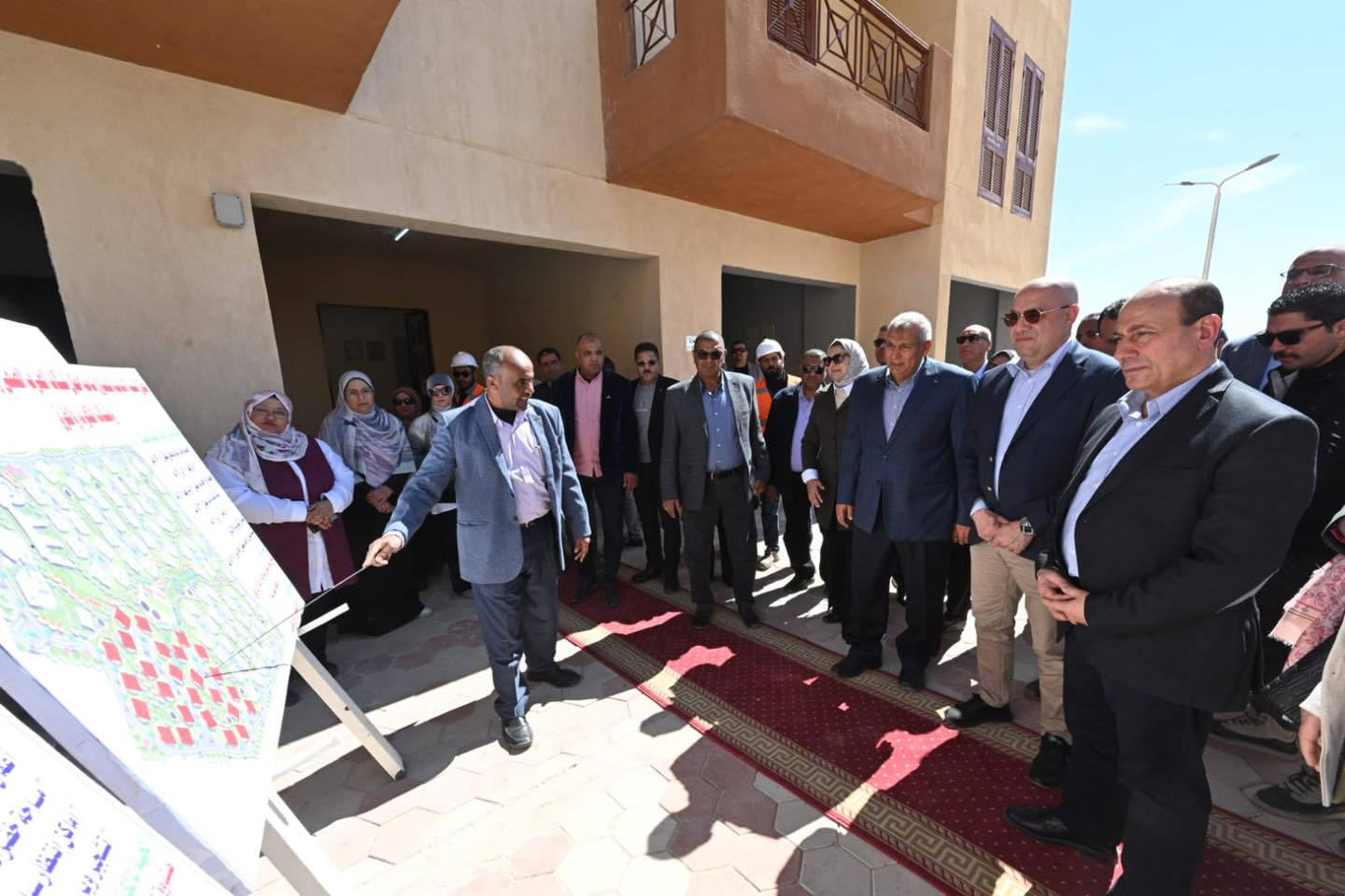 وزير الإسكان ومحافظ الوادى الجديد يفتتحون مشروع