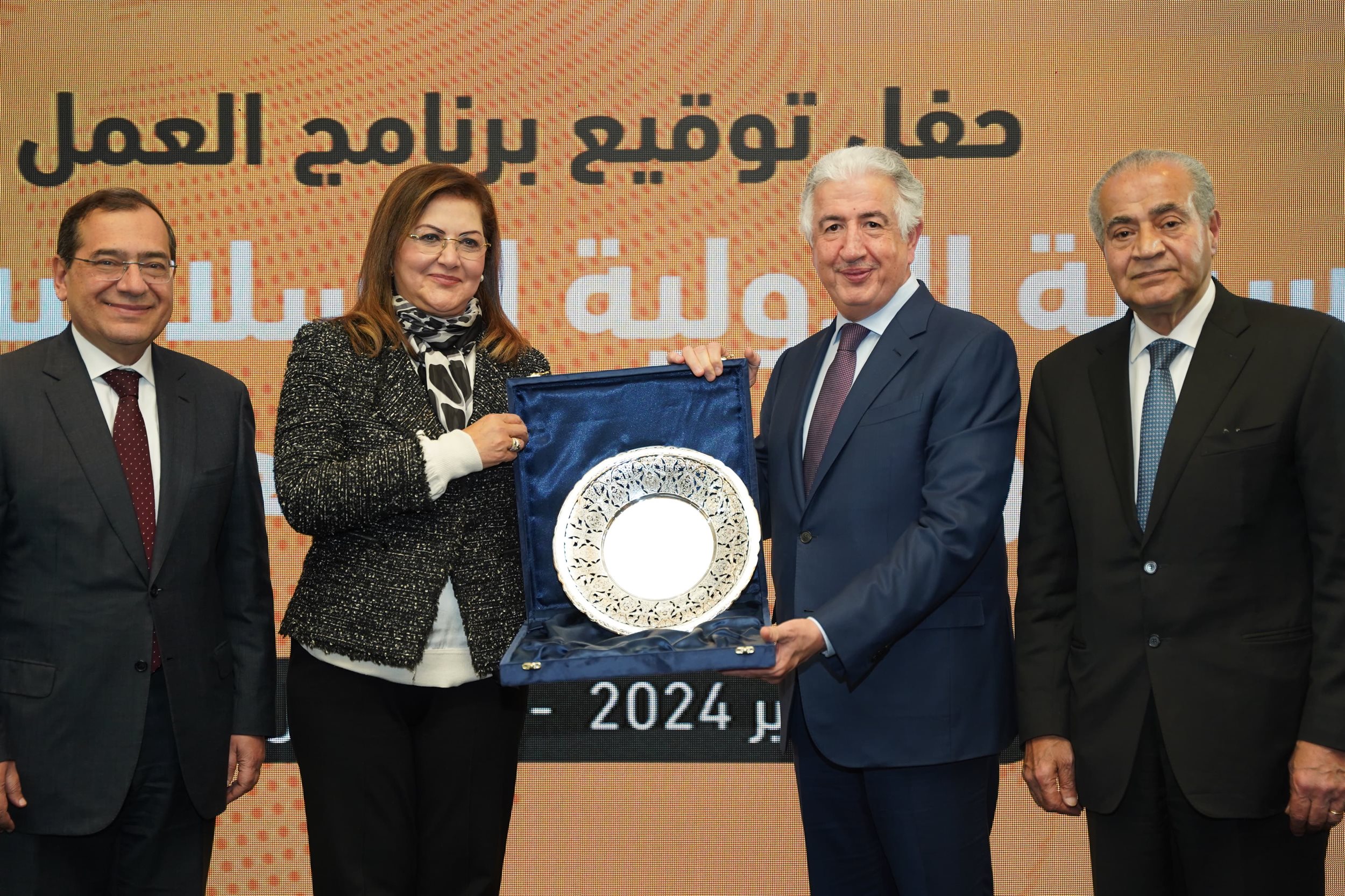 السعيد ومحافظ مصر يشهدان توقيع برنامج العمل السنوي