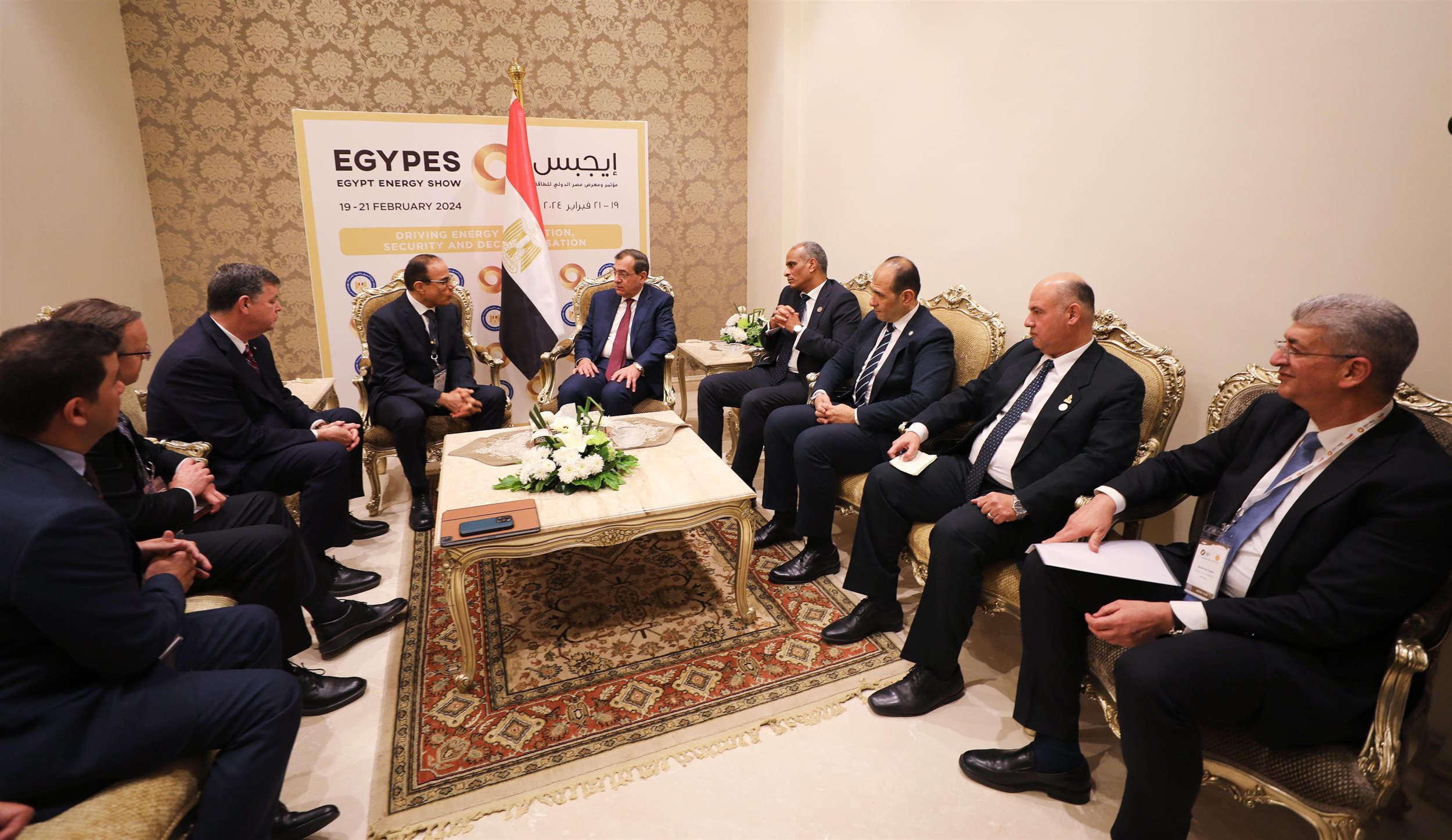وزير البترول مع مسئولي شركة بكتل