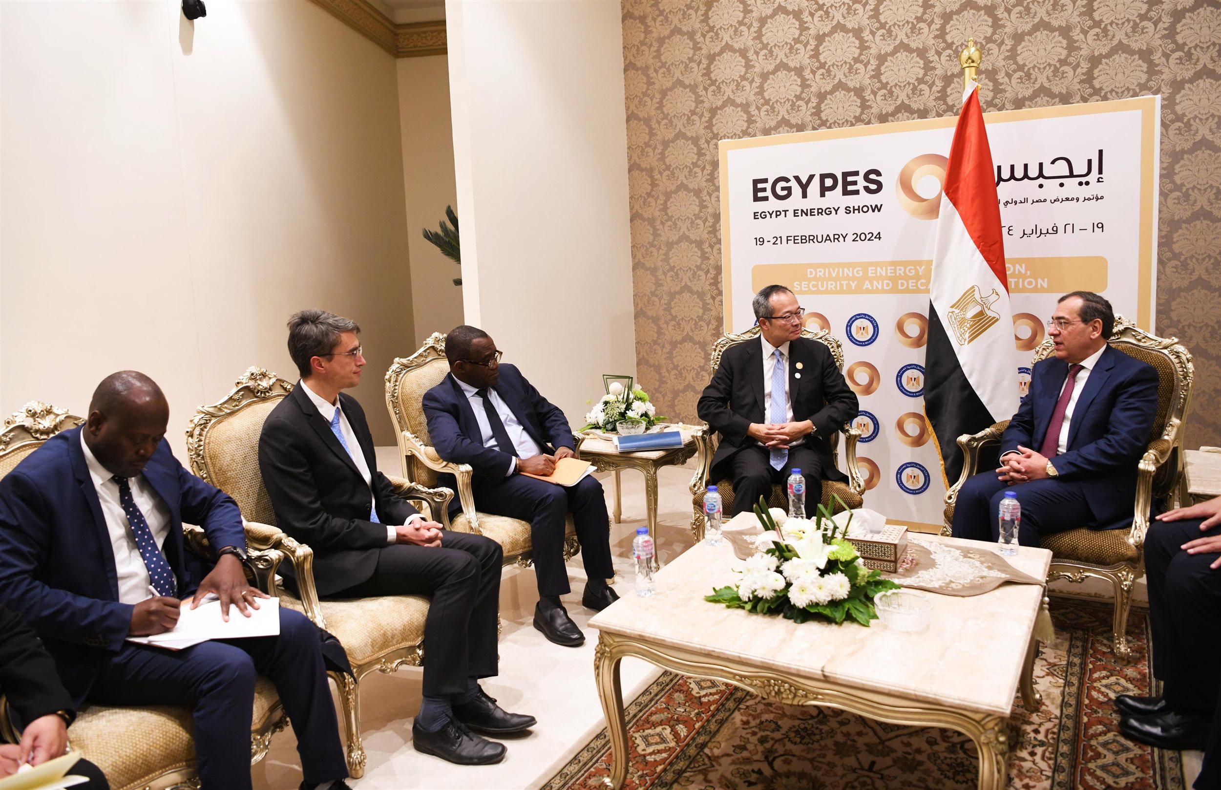 المهندس طارق الملا خلال لقاءه مع نائب رئيس البنك الدولى