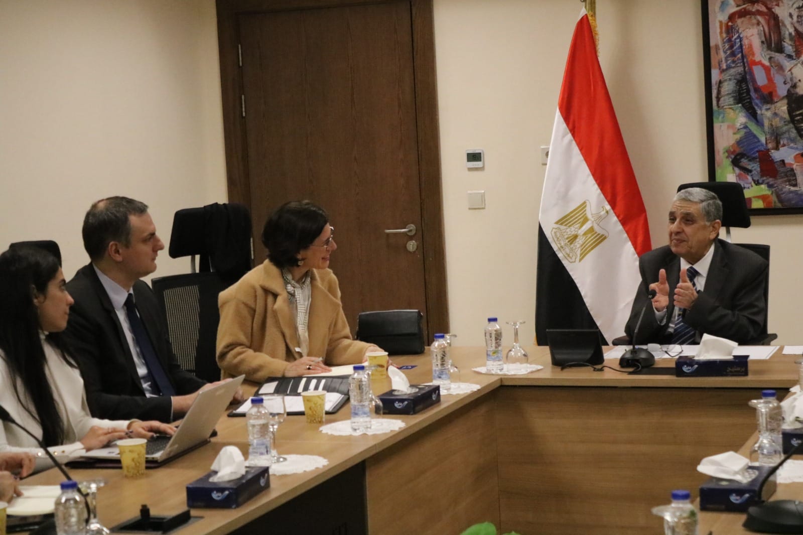 وزير الكهرباء في اجتماع مع نائب رئيس بنك الاستثمار الأوروبي