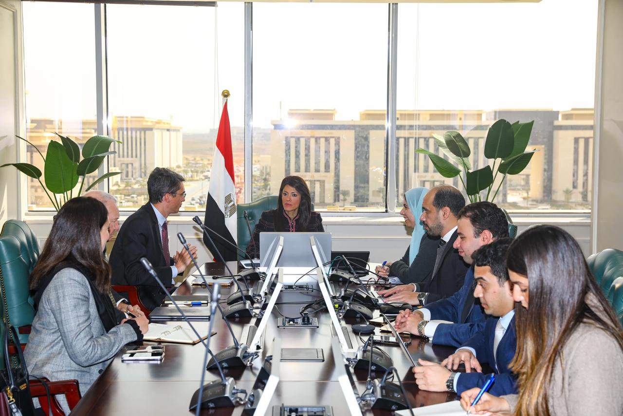 وزيرة التعاون الدولي مع مسئولي البنك الدولي