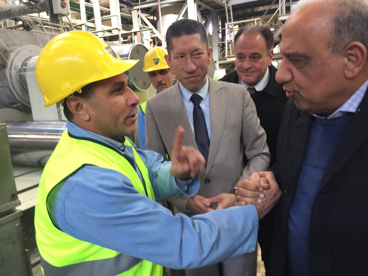 عصمت يتفقد مصانع شركة الحرير الصناعي بكفر الدوار