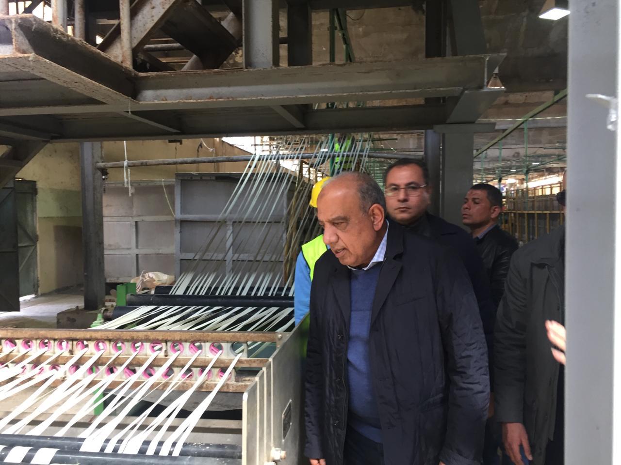 عصمت يتفقد مصانع شركة الحرير الصناعي بكفر الدوار