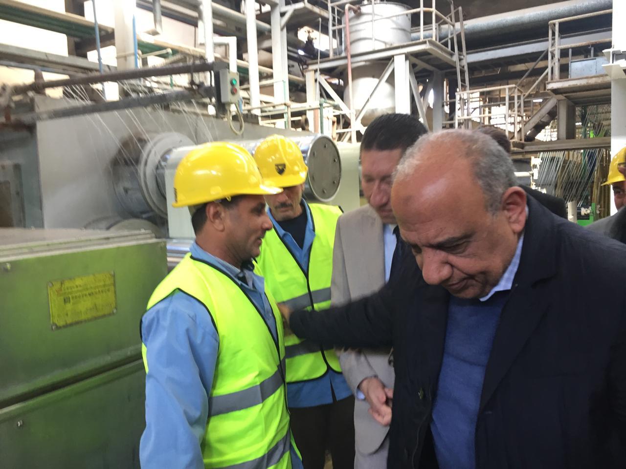 عصمت يتفقد مصانع شركة الحرير الصناعي بكفر الدوار