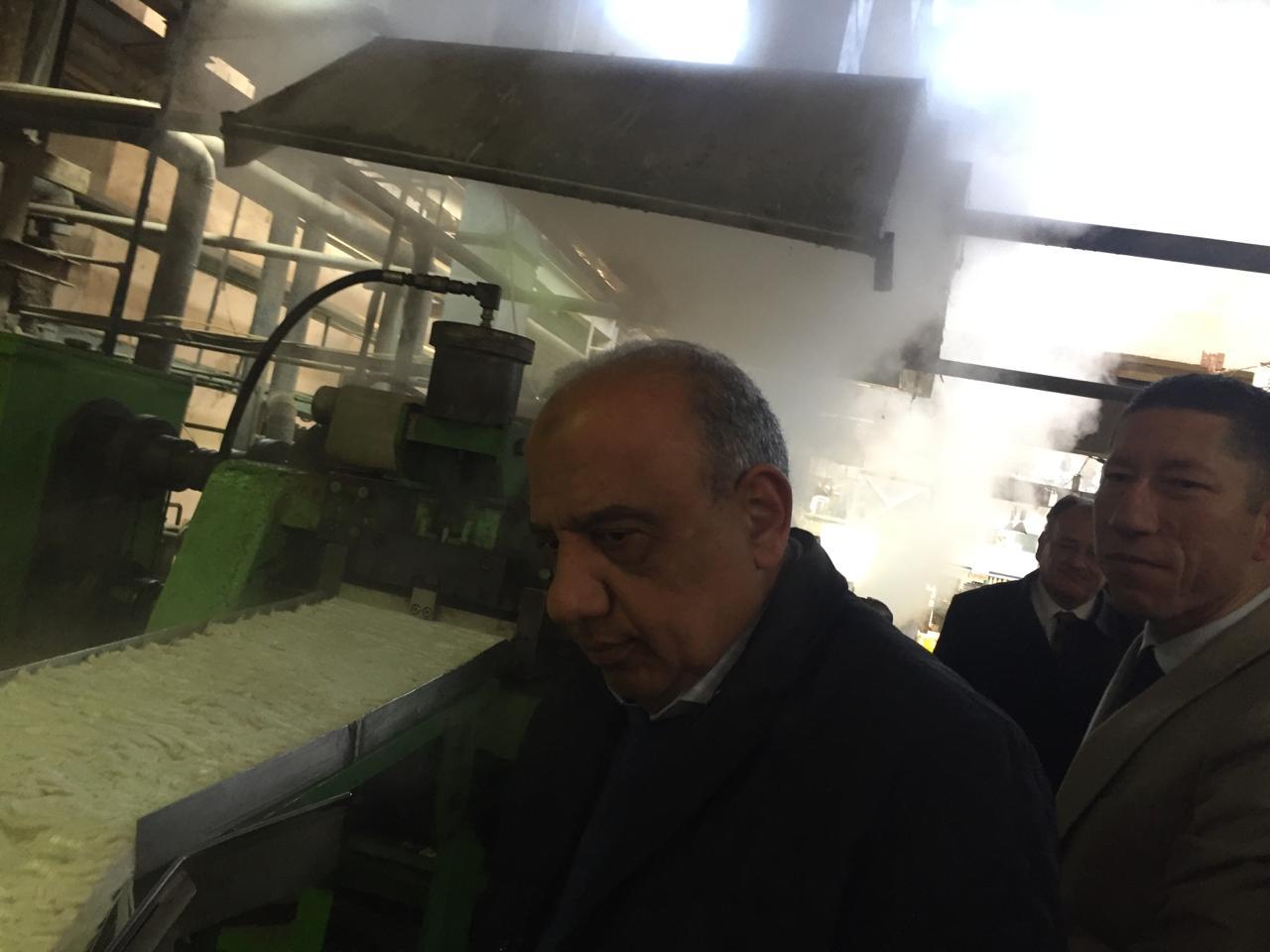 عصمت يتفقد مصانع شركة الحرير الصناعي بكفر الدوار