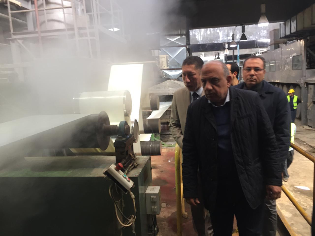 عصمت يتفقد مصانع شركة الحرير الصناعي بكفر الدوار