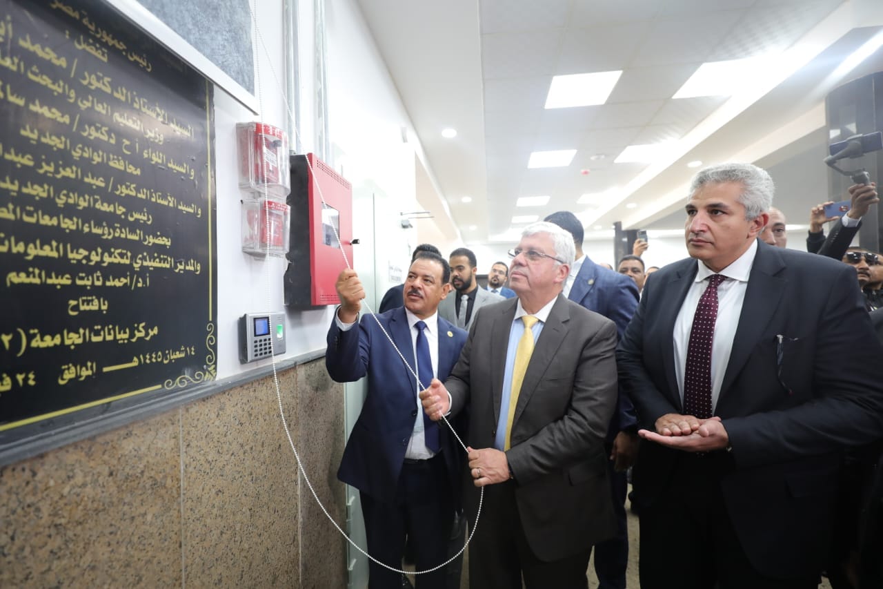 وزير التعليم العالي يفتتح عددًا من المشروعات التعليمية بجامعة الوادي