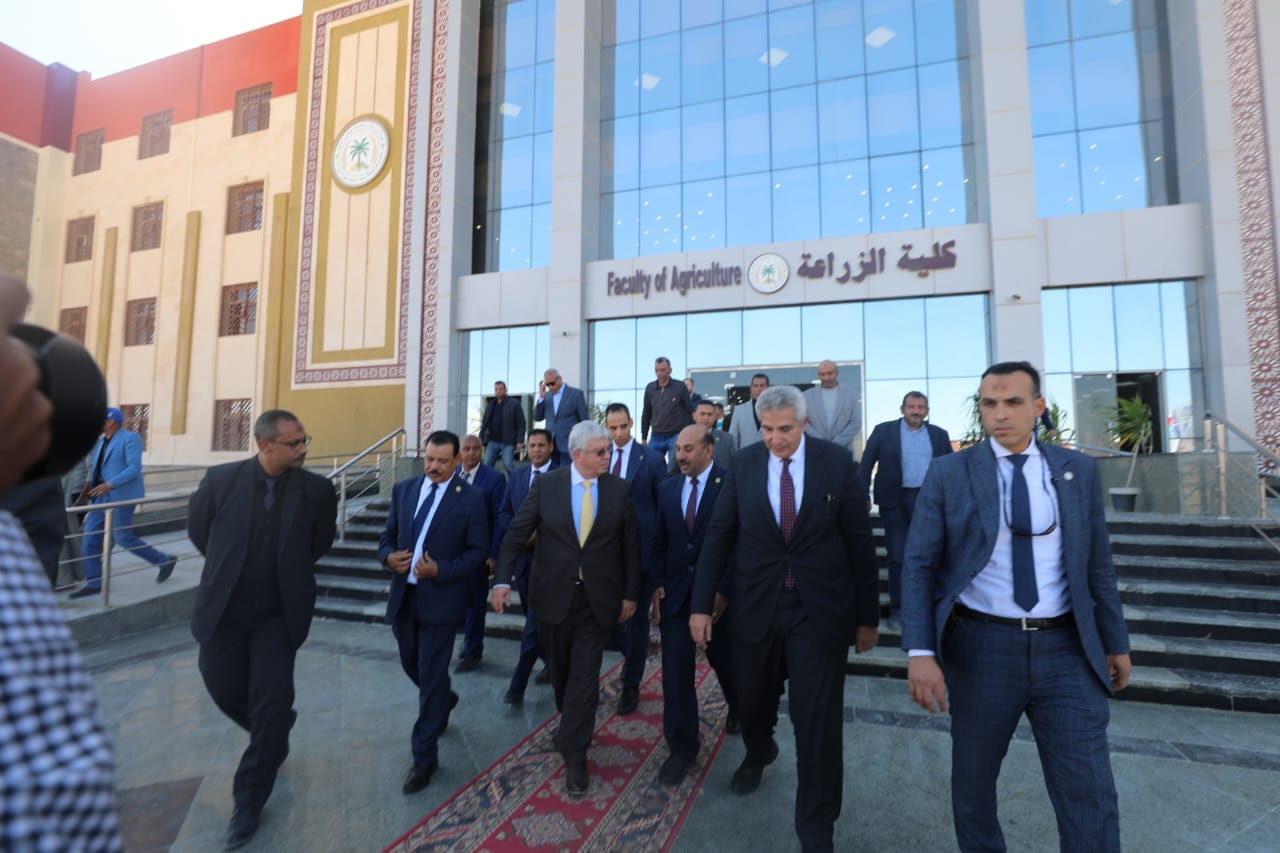 وزير التعليم العالي يفتتح عددًا من المشروعات التعليمية بجامعة الوادي