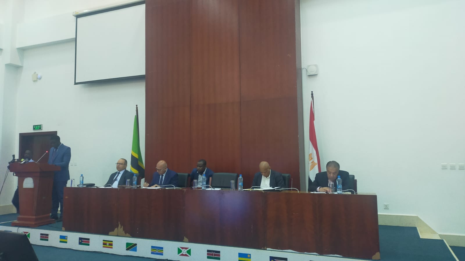 وزير النقل خلال لقائه وزير الاشغال التنزاني بدار السلام