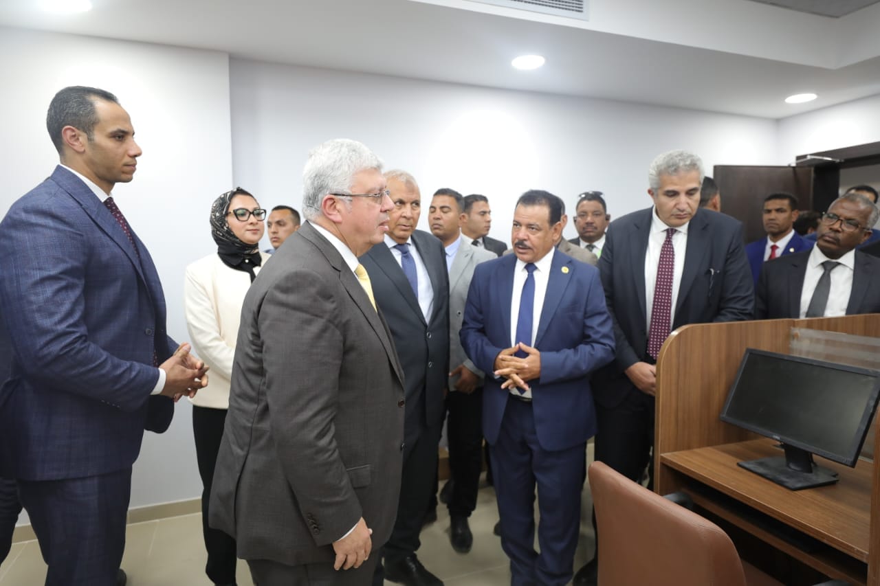 وزير التعليم العالي يفتتح عددًا من المشروعات التعليمية بجامعة الوادي