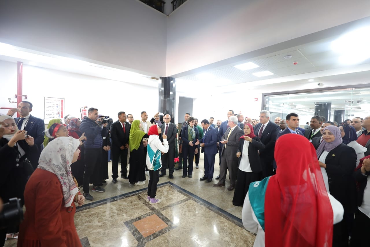 وزير التعليم العالي يفتتح عددًا من المشروعات التعليمية بجامعة الوادي