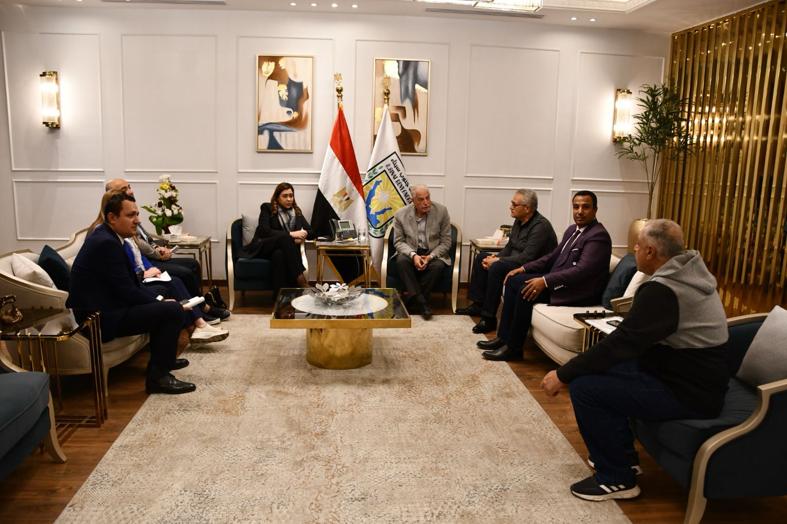 وزير المالية في اجتماع مع رئيس