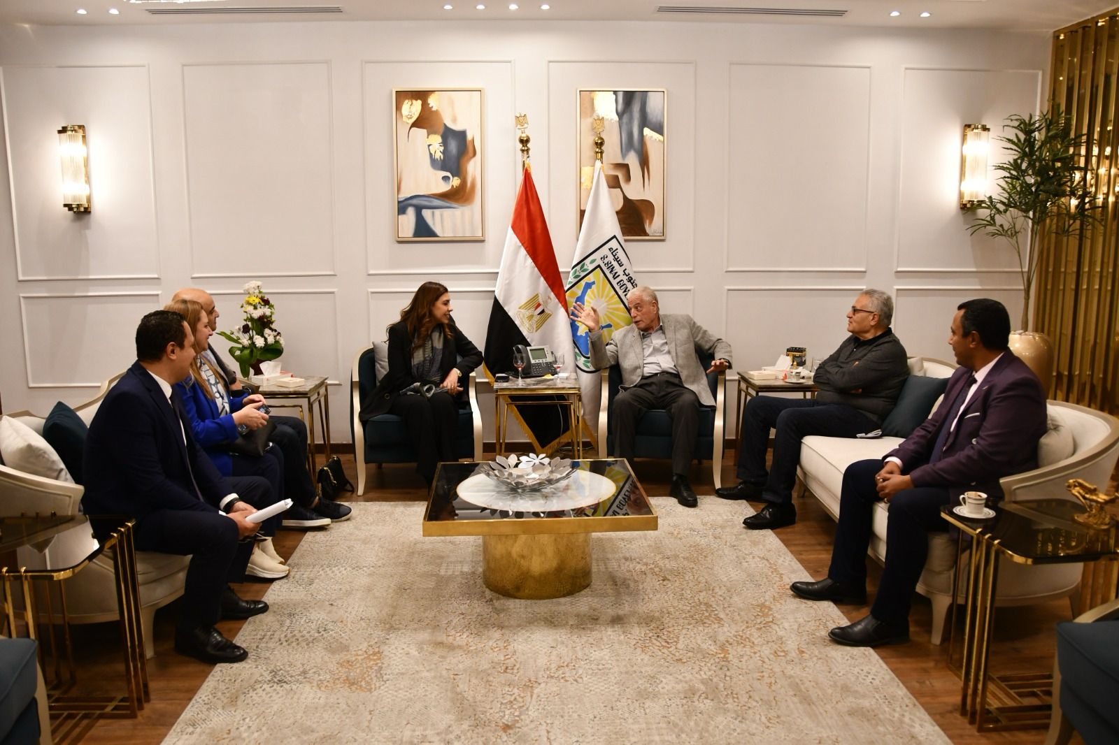 وزير المالية في اجتماع مع رئيس