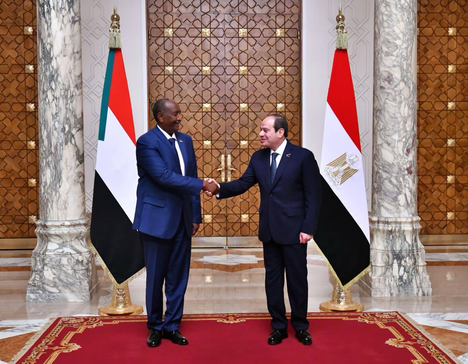 السيسي يستقبل رئيس مجلس السيادة الانتقالي السوداني