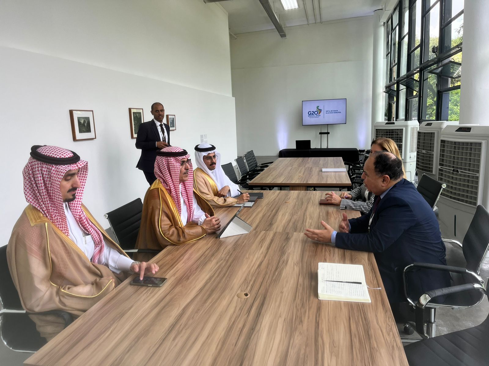 وزير المالية في اجتماع مع نظيره السعودى