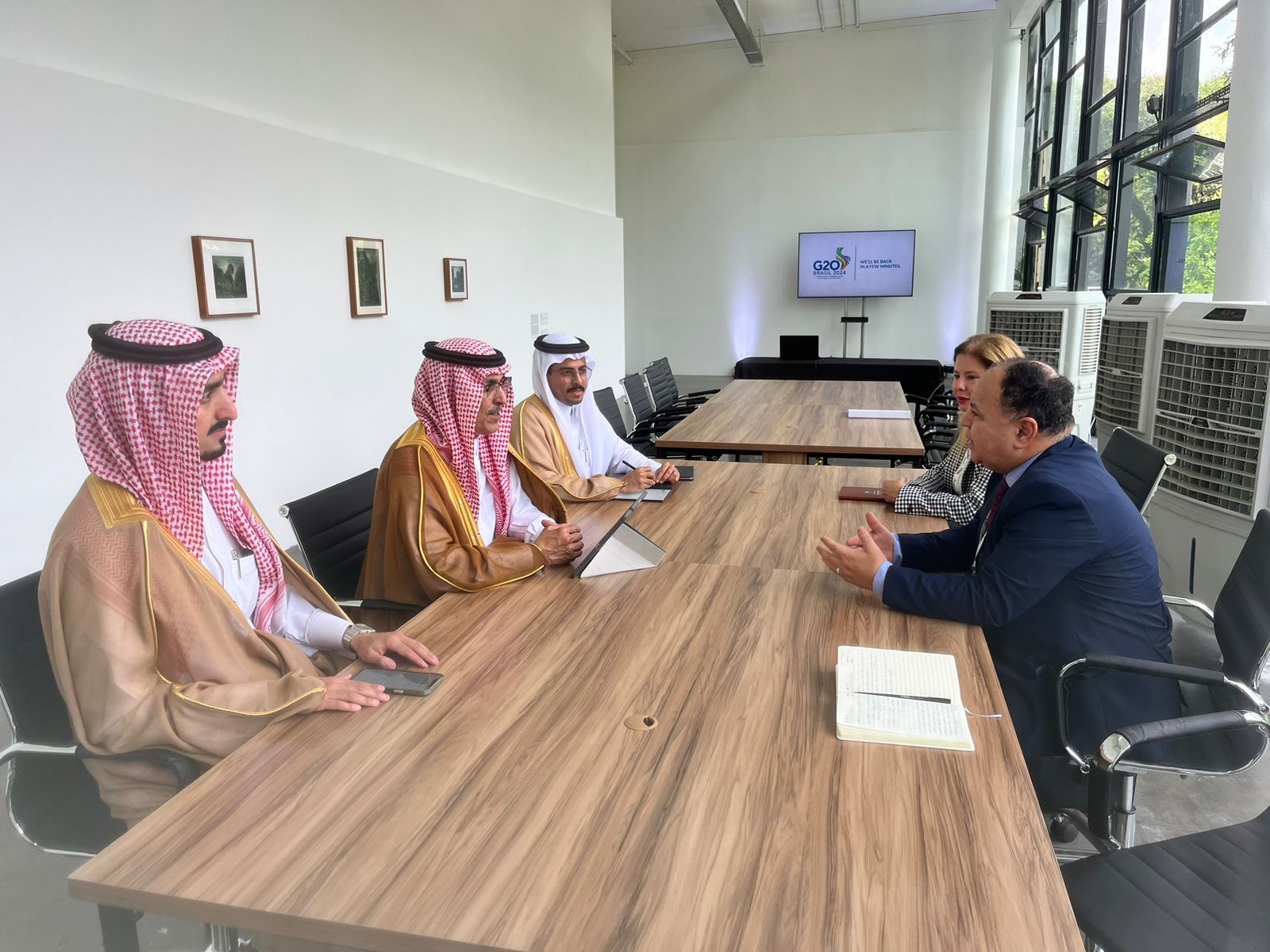 وزير المالية في اجتماع مع نظيره السعودى