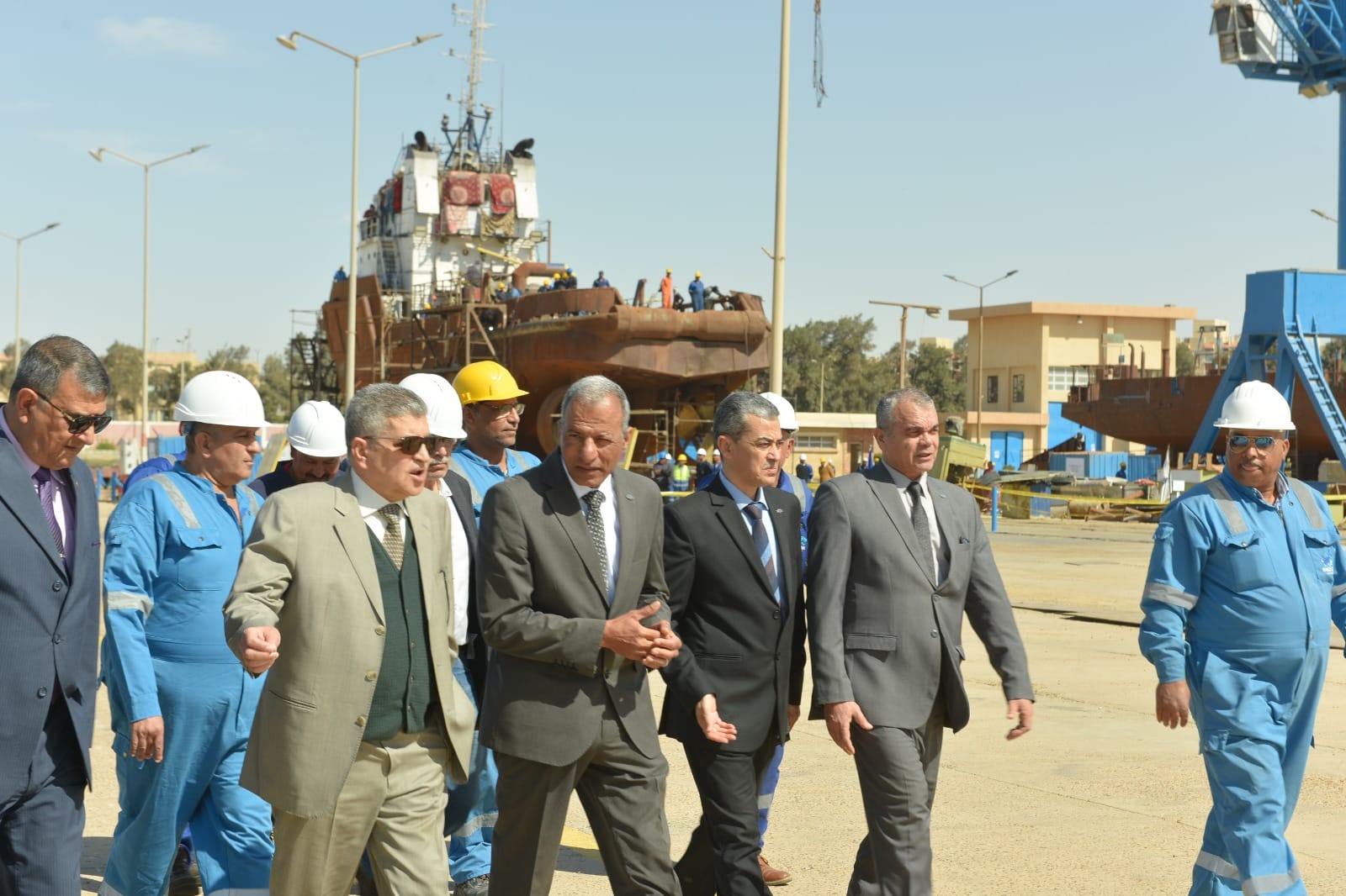 رئيس هيئة قناة السويس خلال جولته التفقدية بمحافظة السويس
