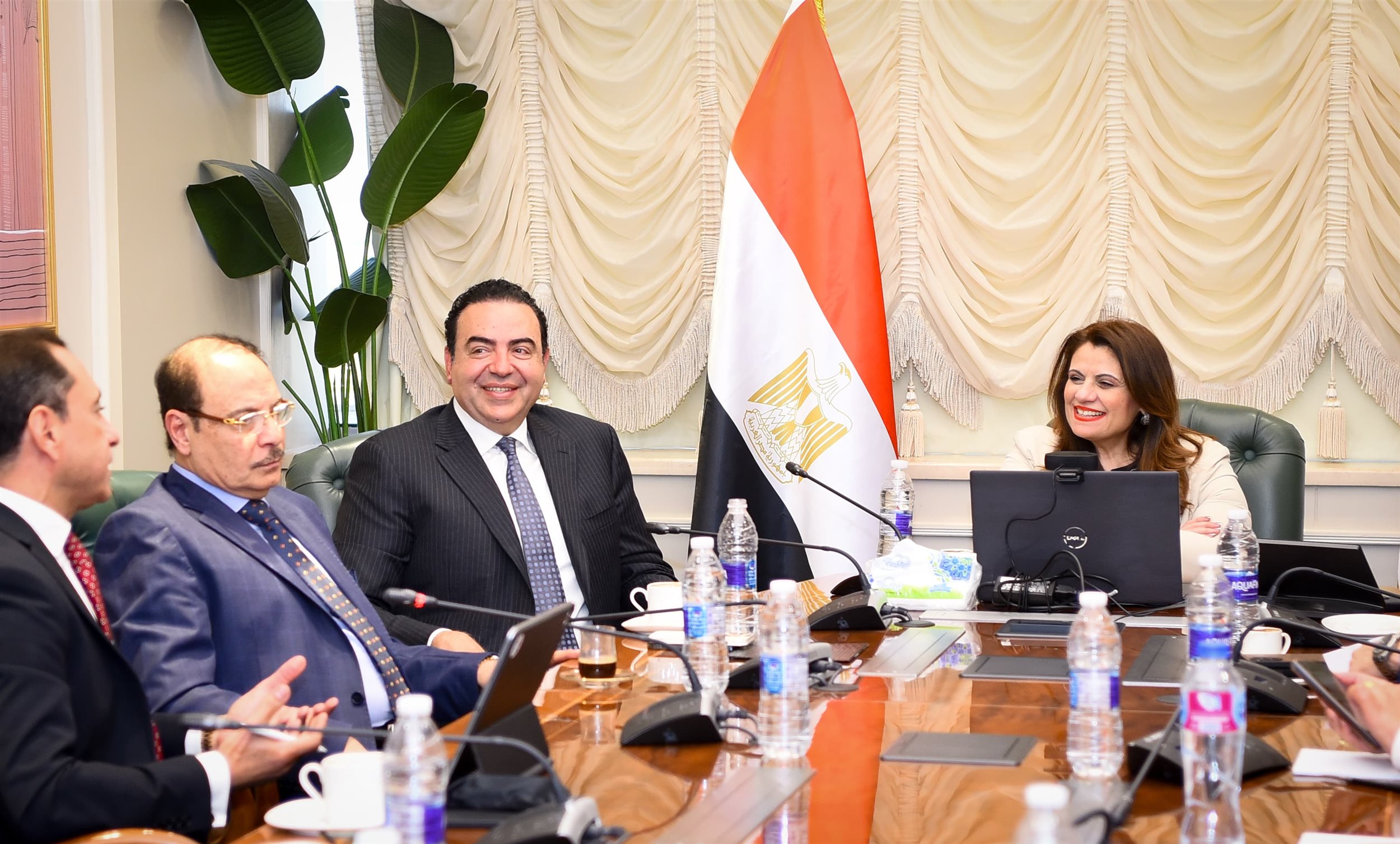 اجتماع وزيرة الهجرة مع المجموعة المؤسسة للشركة الاستثمارية للمصريين بالخارج