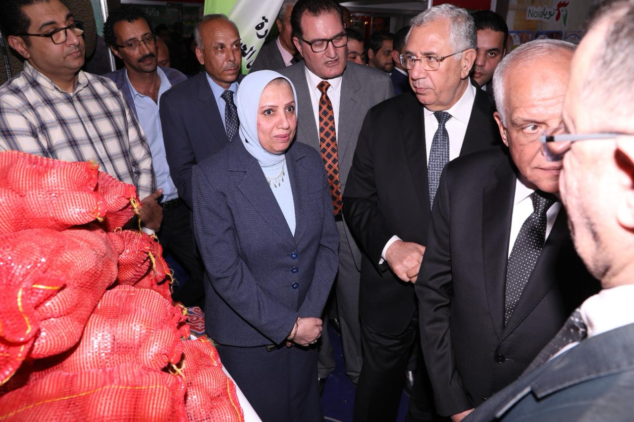 افتتاح معرض خير مزارعنا لاهالينا للسلع والمنتجات الغذائية