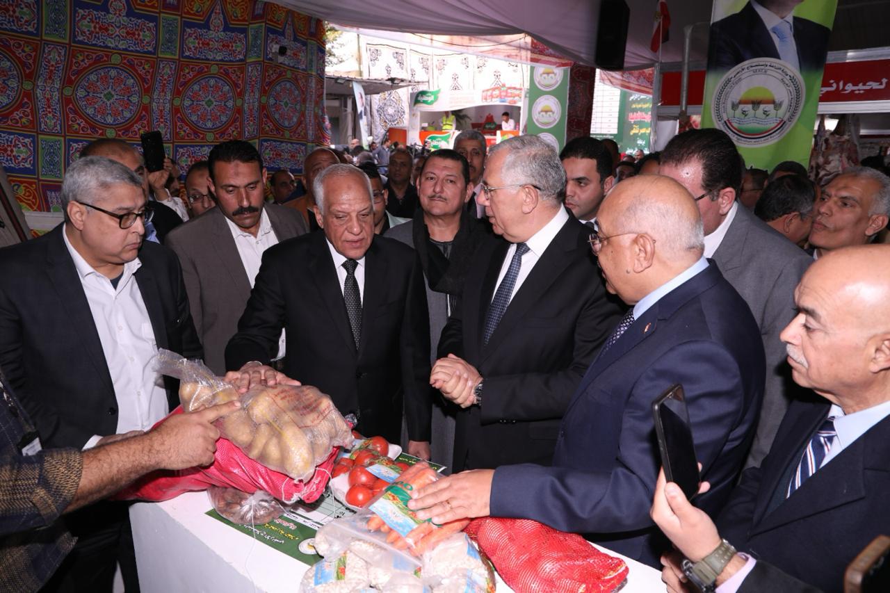 افتتاح معرض خير مزارعنا لاهالينا للسلع والمنتجات الغذائية