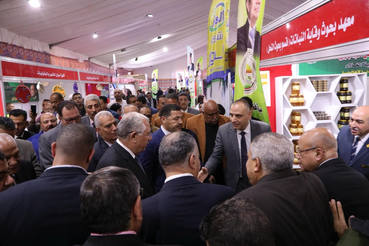افتتاح معرض خير مزارعنا لاهالينا للسلع والمنتجات الغذائية