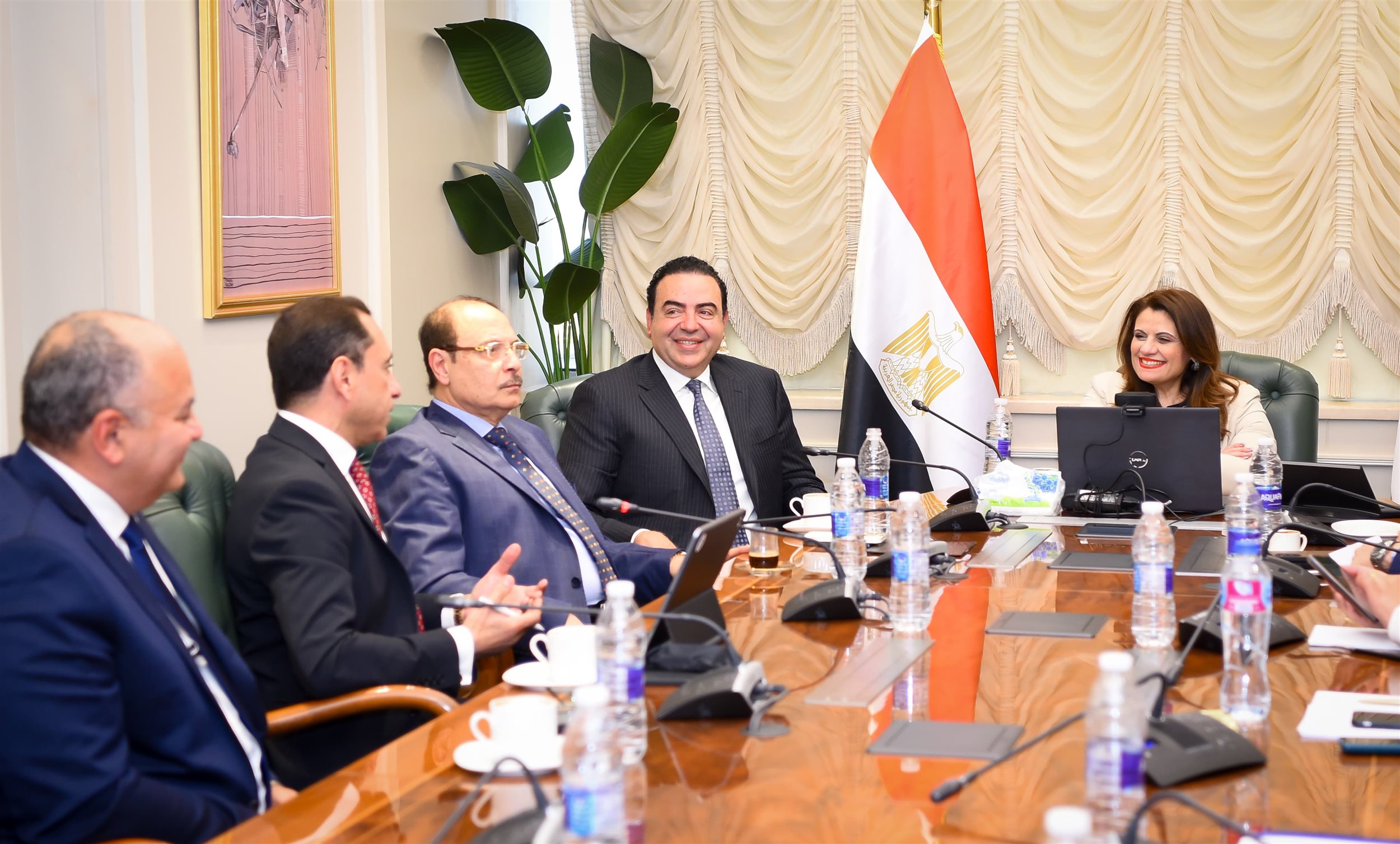 اجتماع وزيرة الهجرة مع المجموعة المؤسسة للشركة الاستثمارية للمصريين بالخارج
