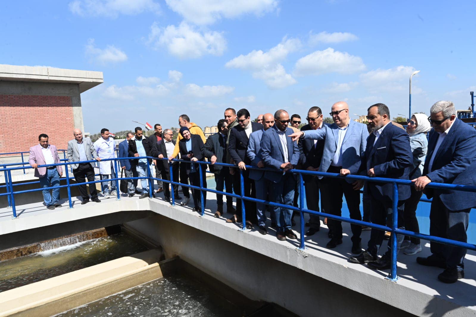 وزير الإسكان ومحافظ الشرقية يتفقدان محطة تنقية مياه بلبيس