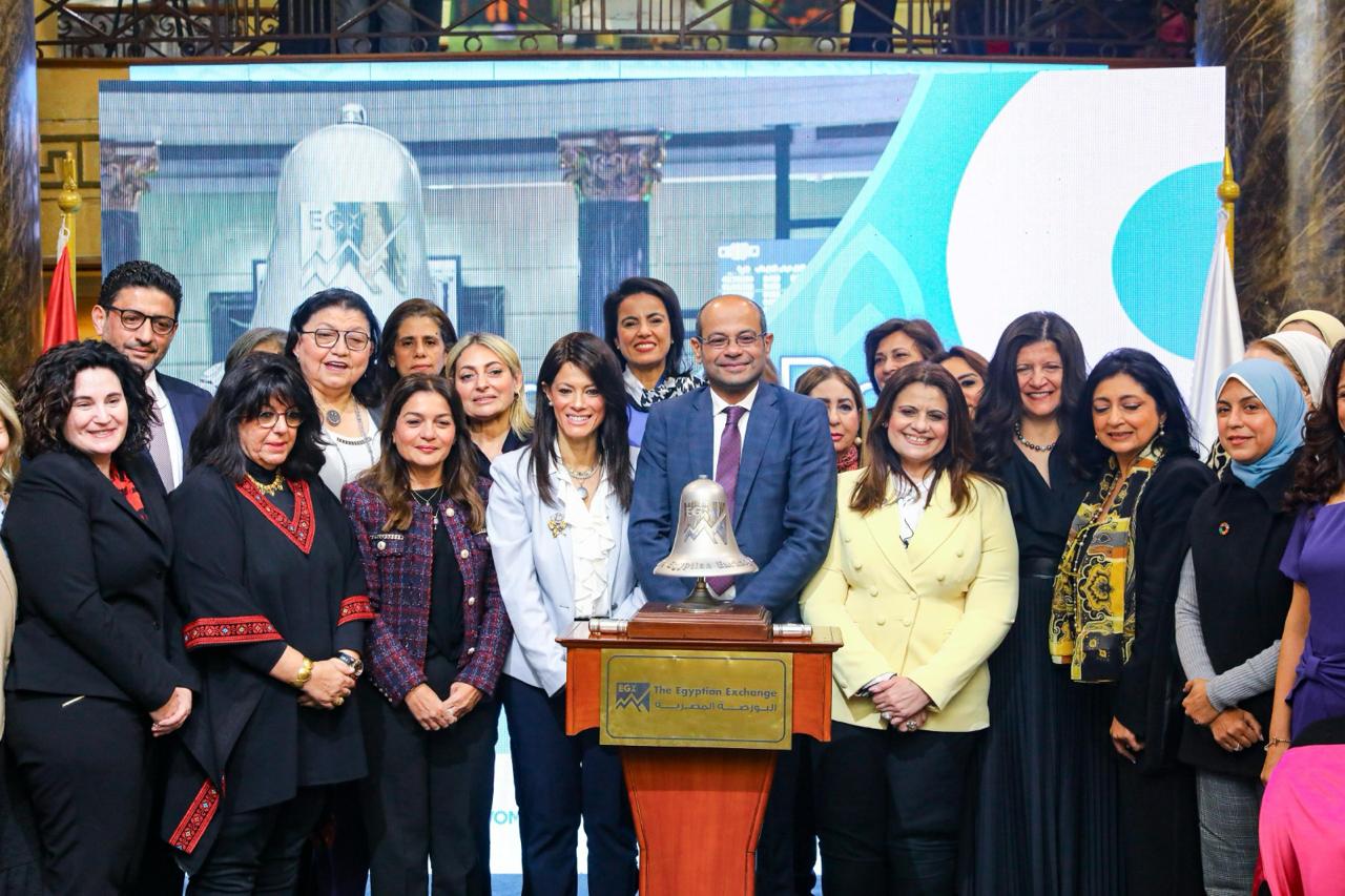 المشاط تُشارك في قرع جرس البورصة احتفالًا بيوم المرأة