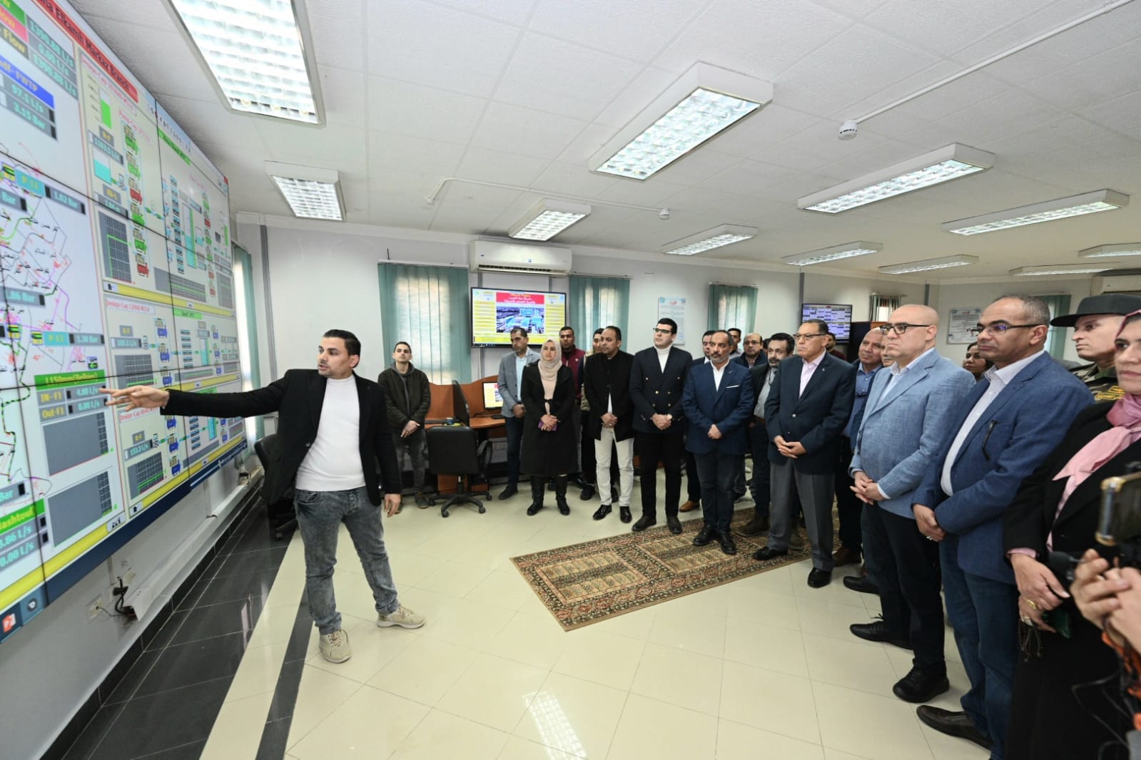 الإسكان ومحافظ الشرقية يتابعان موقف خدمات مياه الشرب بالمحافظة
