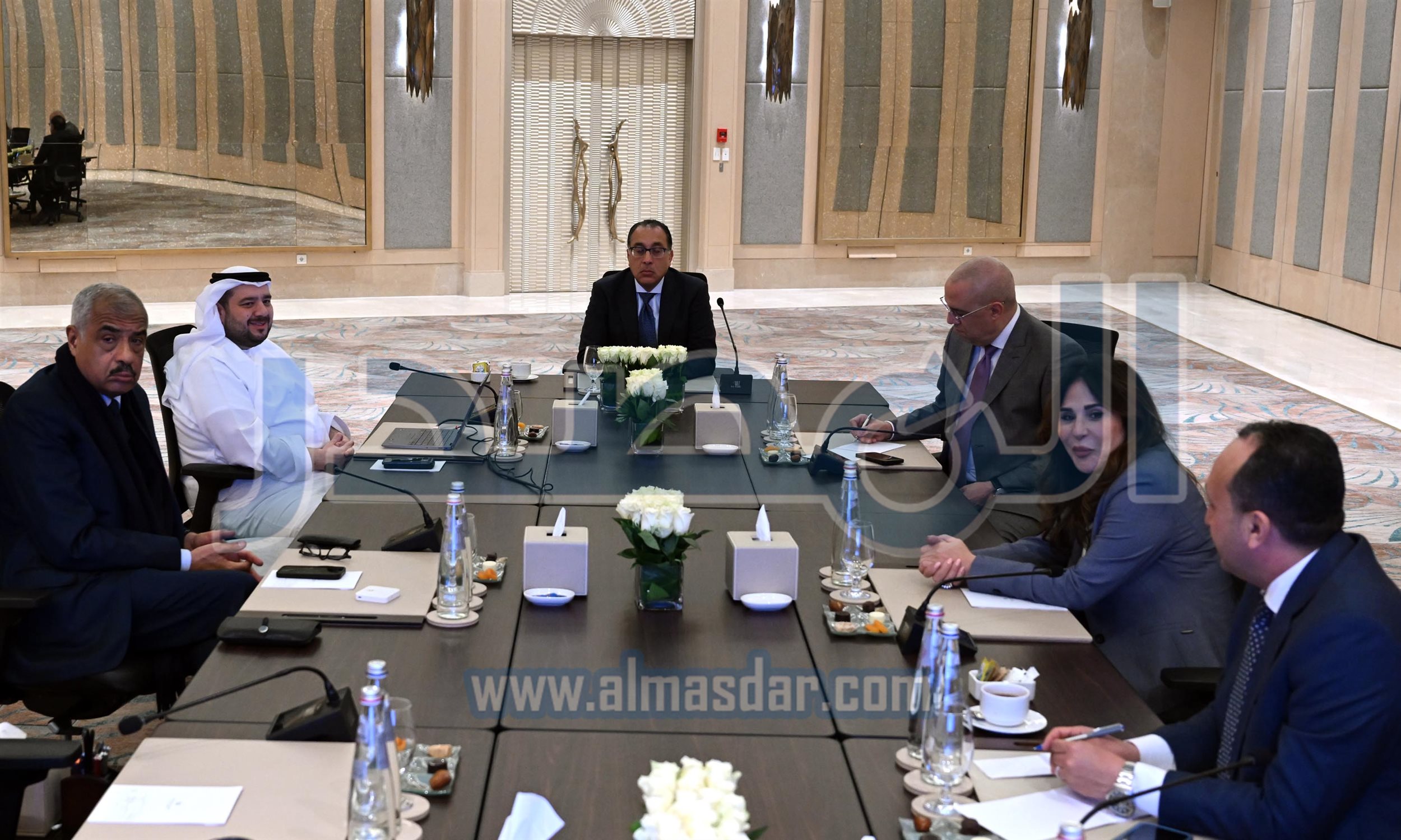 رئيس الوزراء مع وزير الاستثمار الإماراتى بشأن رأس الحكمة