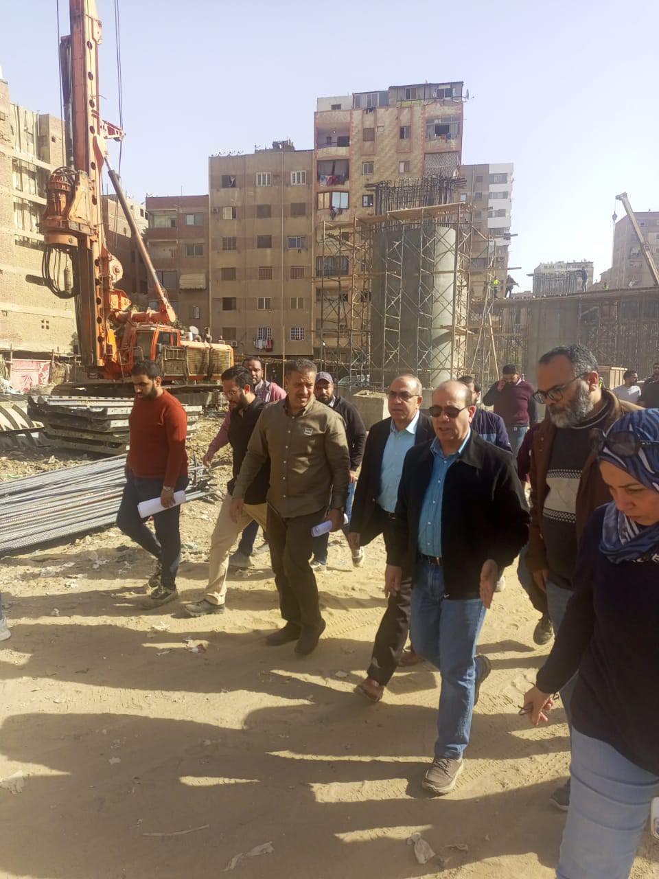 وزير الإسكان يتابع موقف تنفيذ مشروع محور