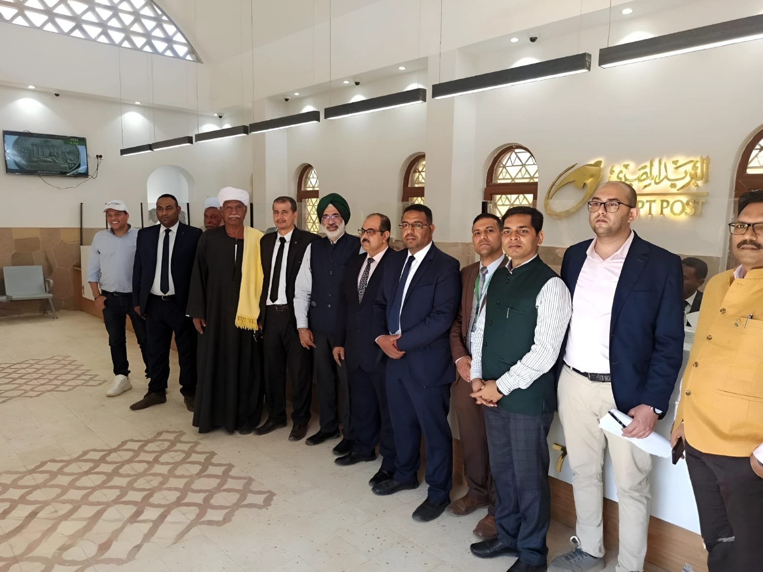 السفير الهندي بالقاهرة يزور مكتب بريد فارس بأسوان