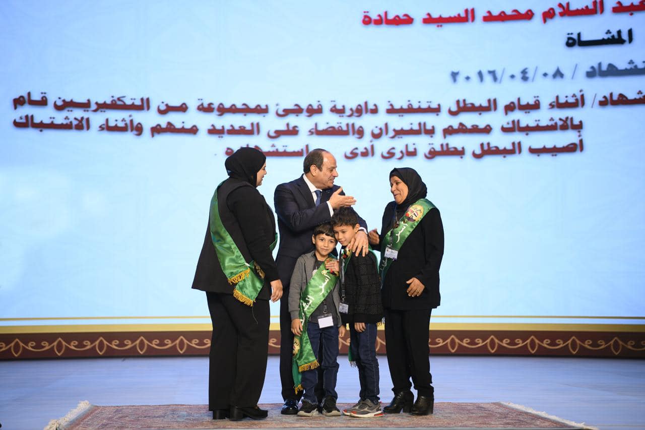 الرئيس السيسي يكرم عدداً من أسر شهداء الوطن