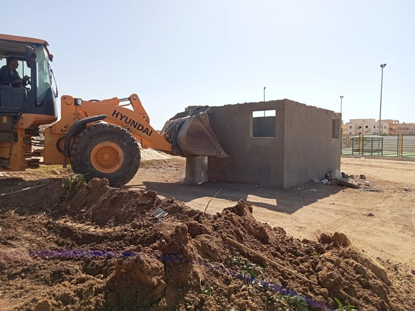 وزير الإسكان تنفيذ 28 قرار إزالة لمخالفات بناء بالساحل الشمالي
