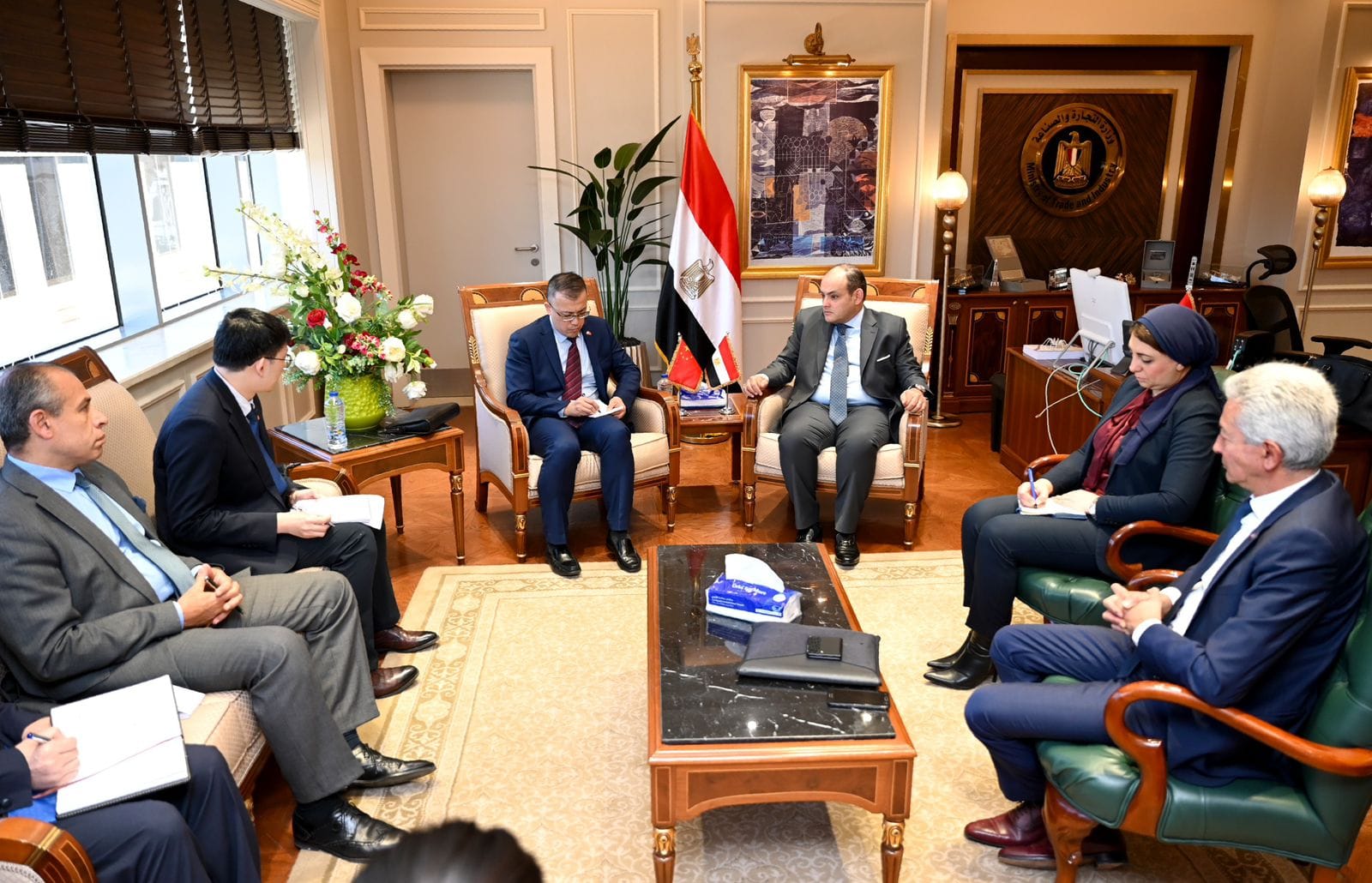 وزير التجارة والصناعة يلتقي نائب السفير الصيني