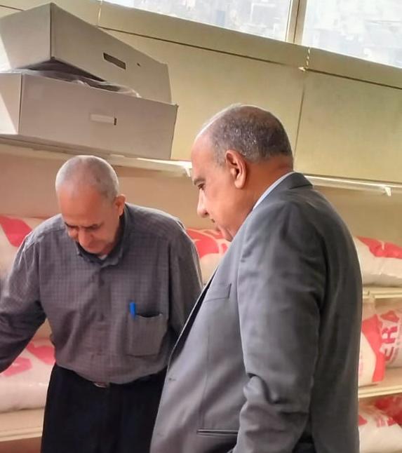 وزير قطاع الأعمال العام في زيارة مفاجئة لأحد فروع عمر أفندي