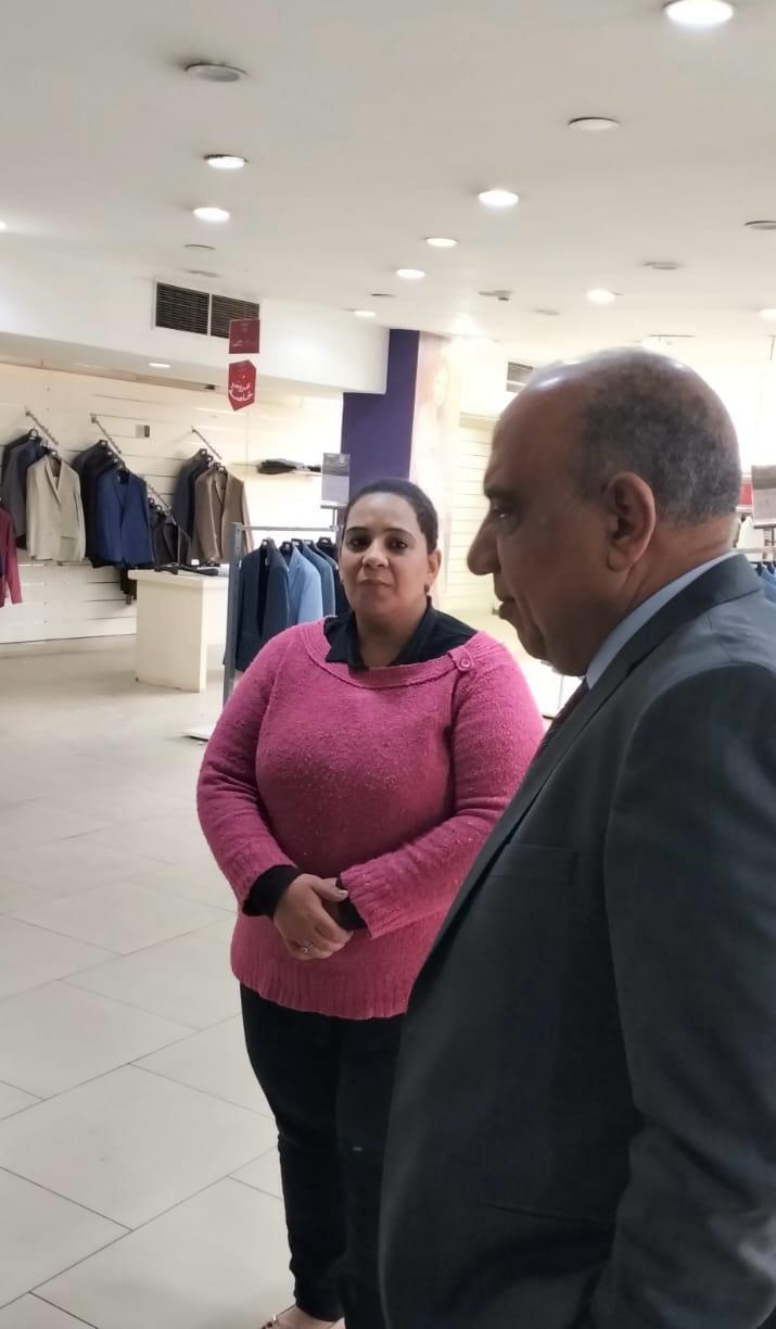 وزير قطاع الأعمال العام في زيارة مفاجئة لأحد فروع عمر أفندي