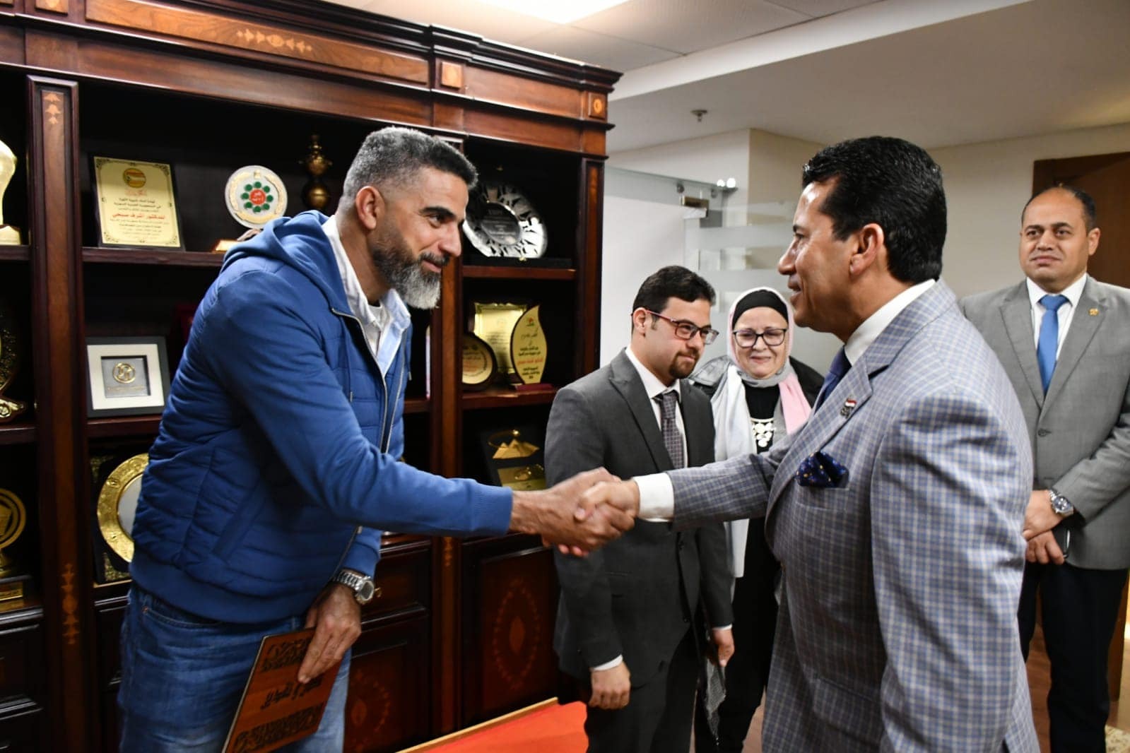 وزير الشباب والرياضة يكرم اول غطاس مصري من متلازمة داون