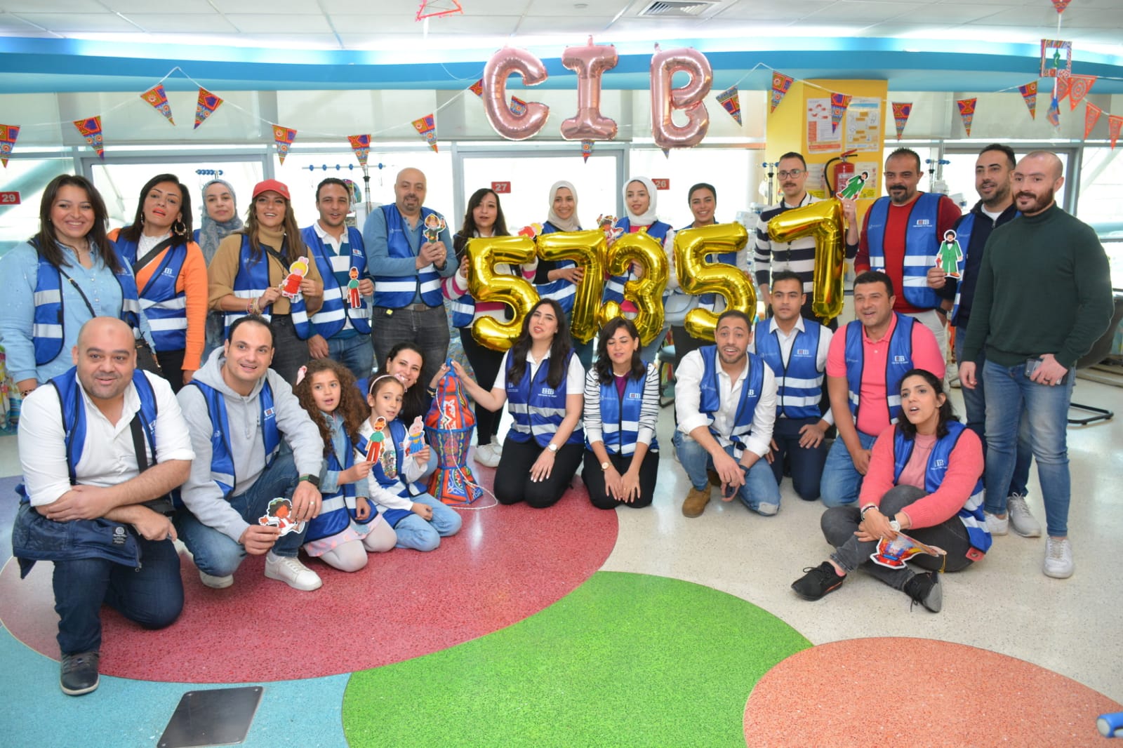 CIB�تنظم لموظفي البنك زيارة لأطفال مستشفى 57357
