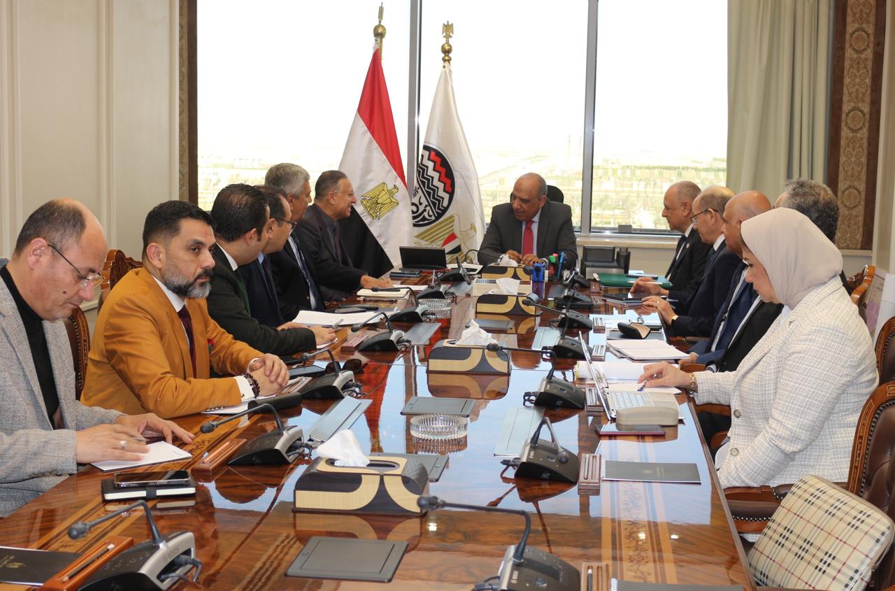 وزير قطاع الأعمال العام يستعرض طرح الفرص الاستثمارية