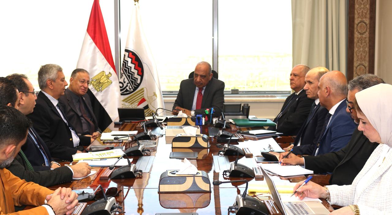 وزير قطاع الأعمال العام يستعرض طرح الفرص الاستثمارية