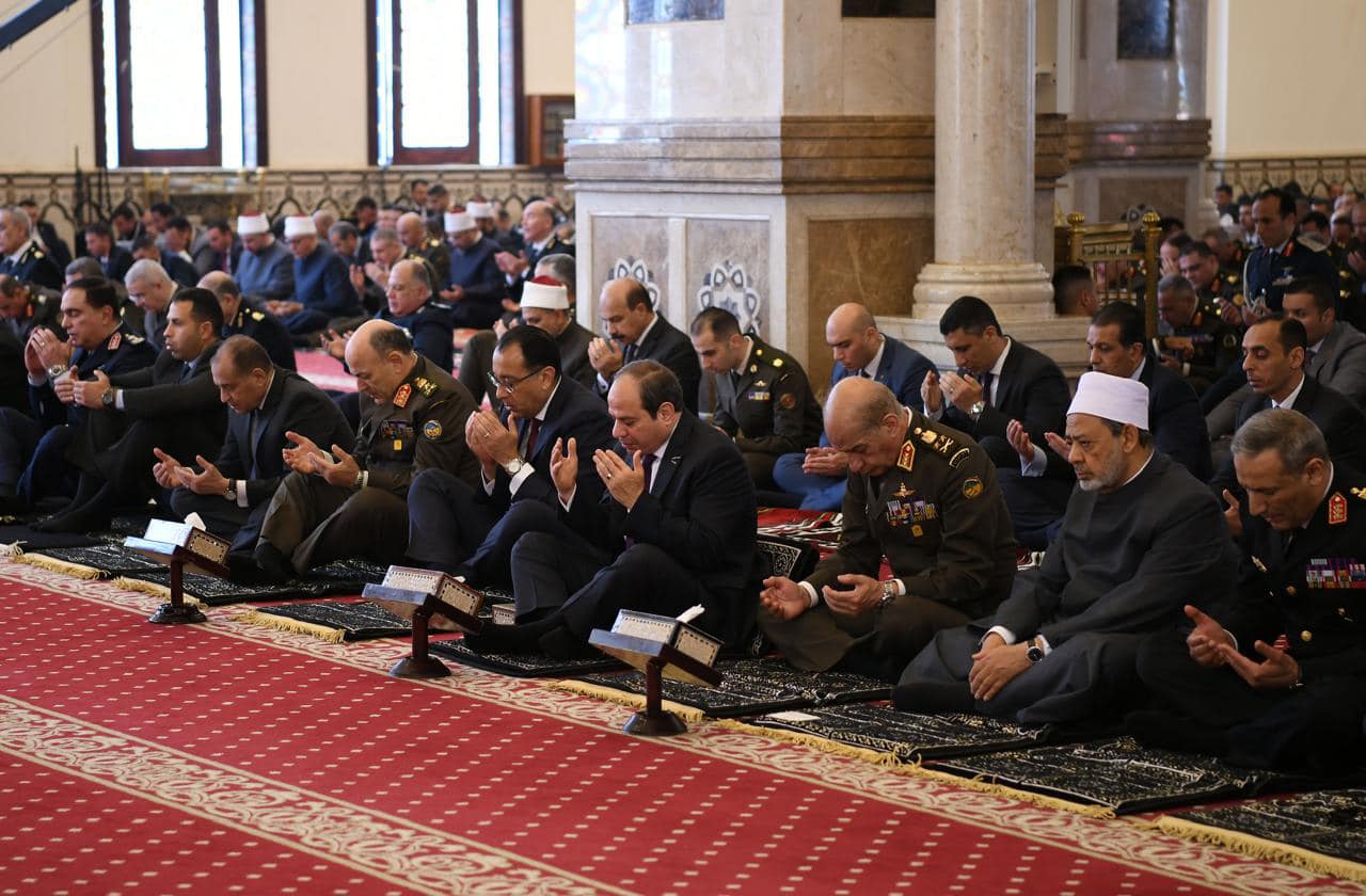 السيسي يؤدي صلاة الجمعة بمسجد المشير طنطاوي
