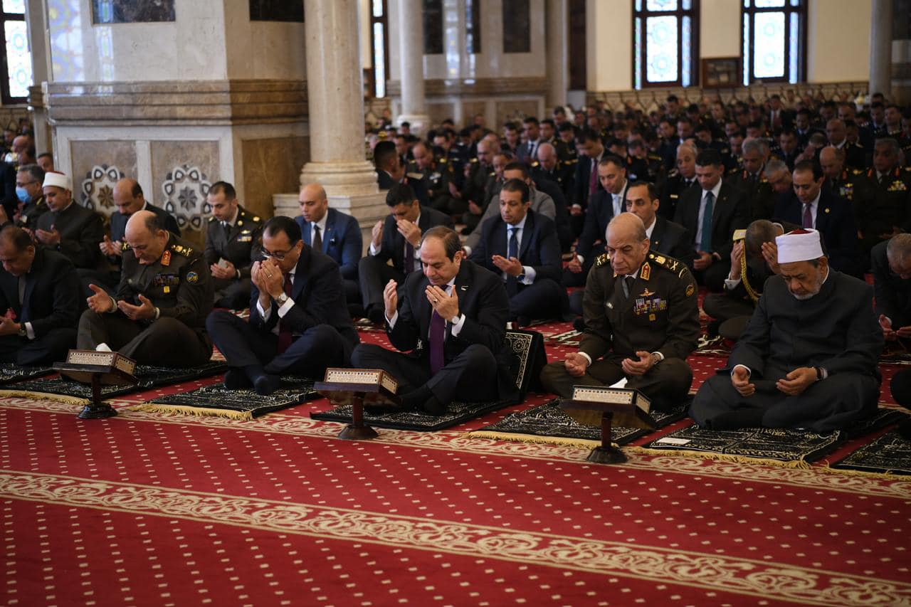 السيسي يؤدي صلاة الجمعة بمسجد المشير طنطاوي